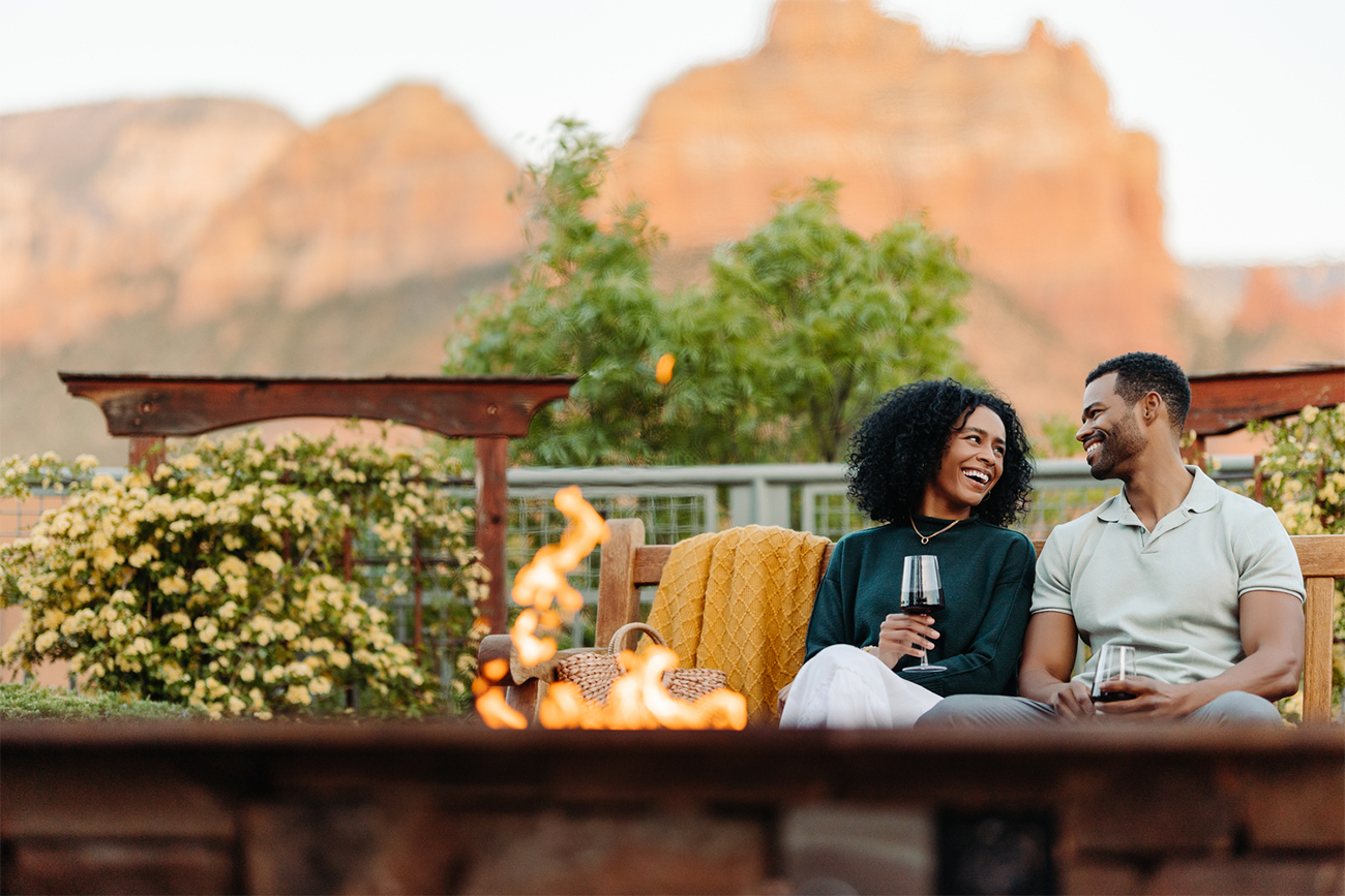 Couple drinking wine by the fire pit at Hyatt Vacation Club at Piñon Pointe
