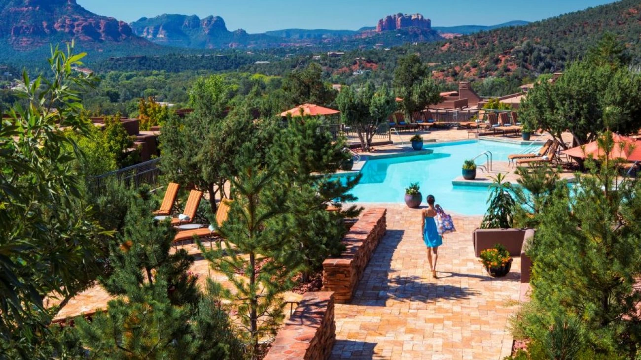 A Piñon Pointe Sedona balcony table set for drinks overlooks the red rock formations. 