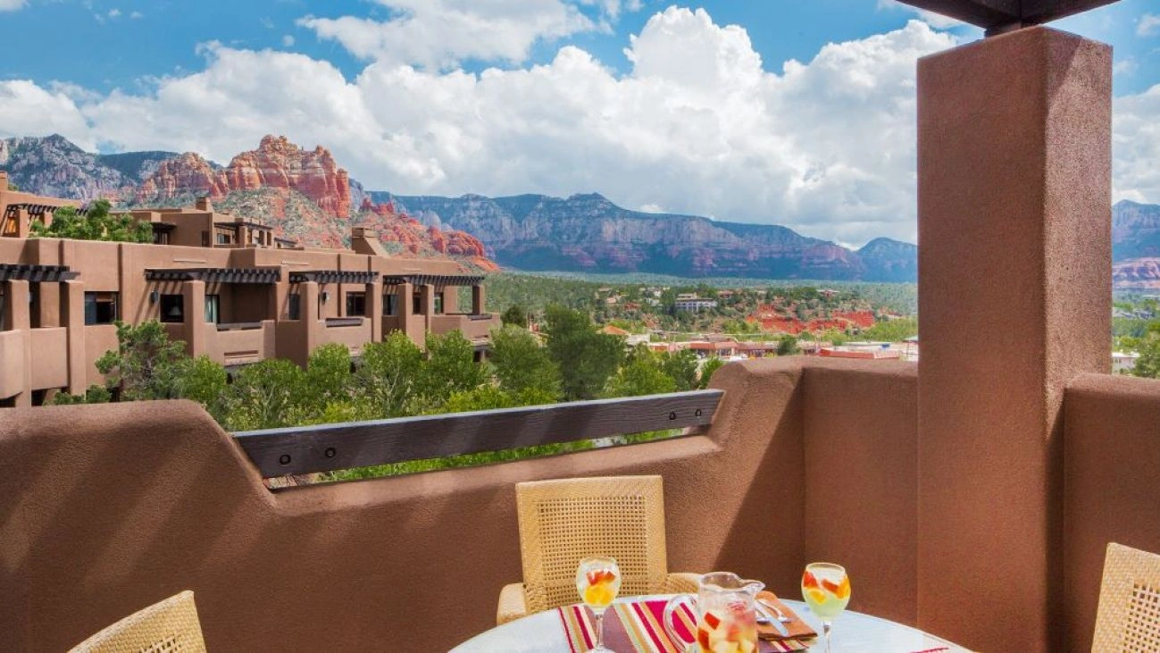 The outdoor pool at Piñon Pointe Sedona surrounded by greenery and lounge chairs.