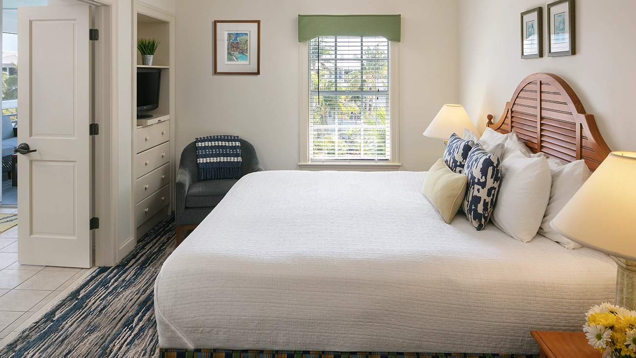 KWBeachHouse_villa_bedroom_hrcKEYSHgr-187872-Guestroom.tif-high_16_9.webp